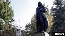 В Одесі місцевий художник Олександр Мілов перетворив пам'ятник Леніну на пам'ятник Дарту Вейдеру. ​Одеса, 23 жовтня 2015 року