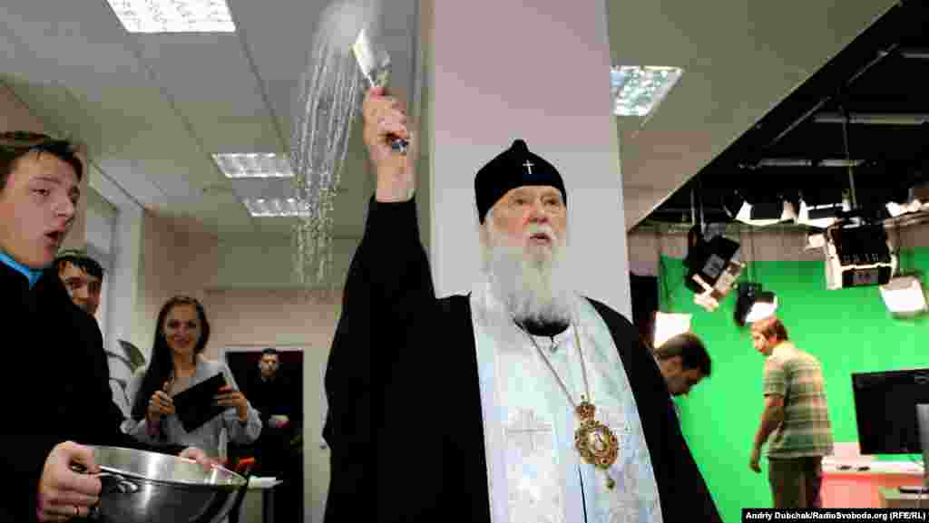 Патріарх Київський і всієї Русі-України Філарет освячує офіс київського бюро Радіо Свобода. 23 грудня 2014 року