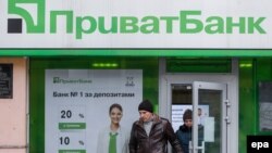 Выходящие из здания «ПриватБанка» люди. Киев, 19 декабря 2016 года.