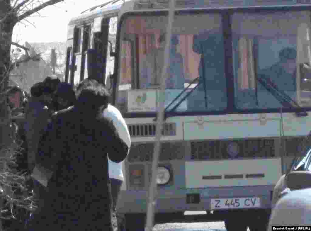"Избиратели" снова садятся в свой автобус. Астана, 3 апреля 2011 года.