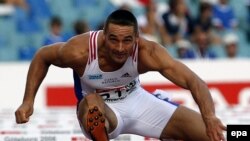 Sweden -- Czech Roman Sebrle clears a hurdle during the 110m hurdles race of the decathlon competition at the European Athletics Championships 2006 in Gothenburg, Friday 11Aug2006