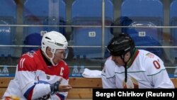 Vladimir Putin və Alyaksandr Lukashenka (sağda) xokey matçında, 15 fevral, 2019-cu il