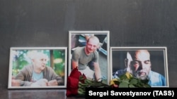 Цветы и портреты погибших в Африке у Центрального дома журналистов в Москве, 31 июля 2018 года