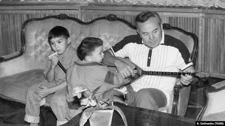 Нурсултан Назарбаев в бытность президентом Казахстана с внуками Нурали (слева) и Айсултаном, детьми Дариги Назарбаевой.
