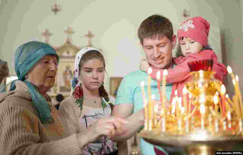 Проваслав христиандары Пасха майрамын белгилөөнү Бишкектеги борбордук чиркөөдө 15-апрелдин түнү башташкан.