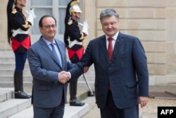Ukrainian President Petro Poroshenko (right) made his remarks ahead of a meeting with his French counterpart Francois Hollande (left).