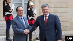 Ukrainian President Petro Poroshenko (right) made his remarks ahead of a meeting with his French counterpart Francois Hollande (left). 