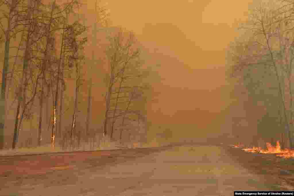 Dim i vatra su šumi u blizini Černobilja dale jeziv narandžasti sjaj, 10. aprila. Zvaničnici iz Službe za vandredne situacije Ukrajine su rekli da je radijacija u tom regionu, kao i u glavnom gradu Kijevu, bila u granicama dozovljene.