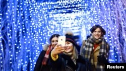 Imagine generică cu adolescenți făcându-și selfie în Zagreb, Croația. REUTERS/ Antonio Bronic