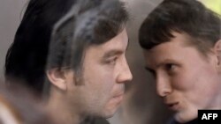 Євген Єрофєєв (л) і Олександр Александров у суді в Києві, 18 квітня 2016 року