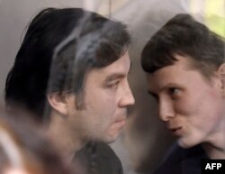 Evgheni Erofeev (stânga) și Aleksandr Aleksandrov, ascultându-și verdictul în Kiev, 18 aprilie, 2016