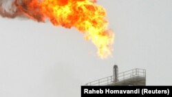 Газовый факел на нефтепромысле.