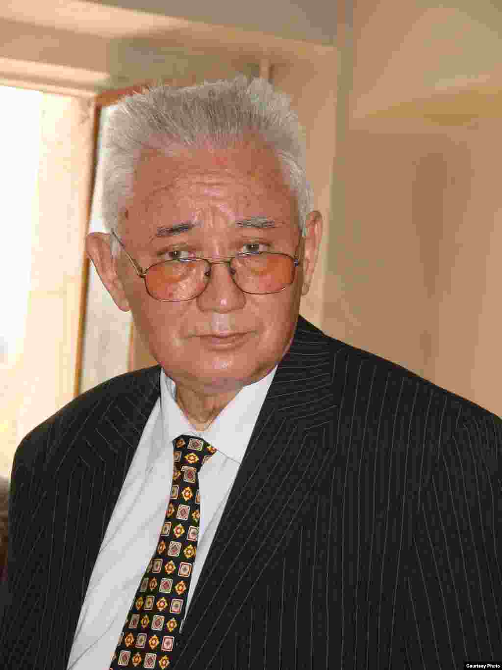 Хасен Оралтай 1988-1995 жылдар арасында Азаттықтың Қазақ бөлімін басқарды.