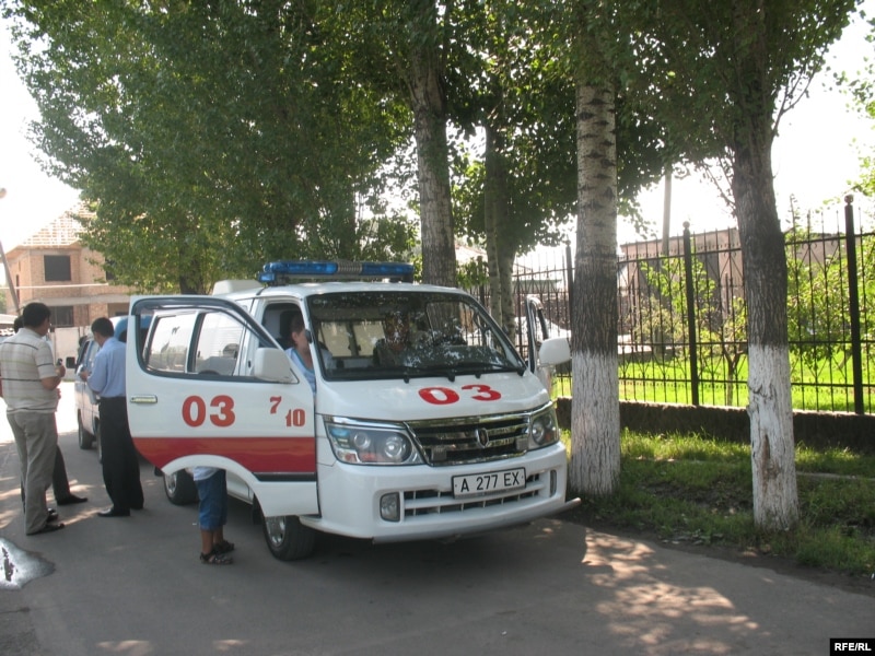Машина скорой помощи рядом с мечетью, где проходили поминки. Алматы, 13 августа 2009 года