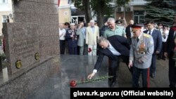 Аксьонов покладає квіти до стелли