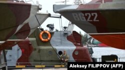 Азовське море. Український прикордонник на борту патрульного катера у торговому порту Маріуполя, 14 серпня 2018 року