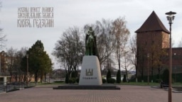 Так мае выглядаць помнік побач зь Лідзкім замкам