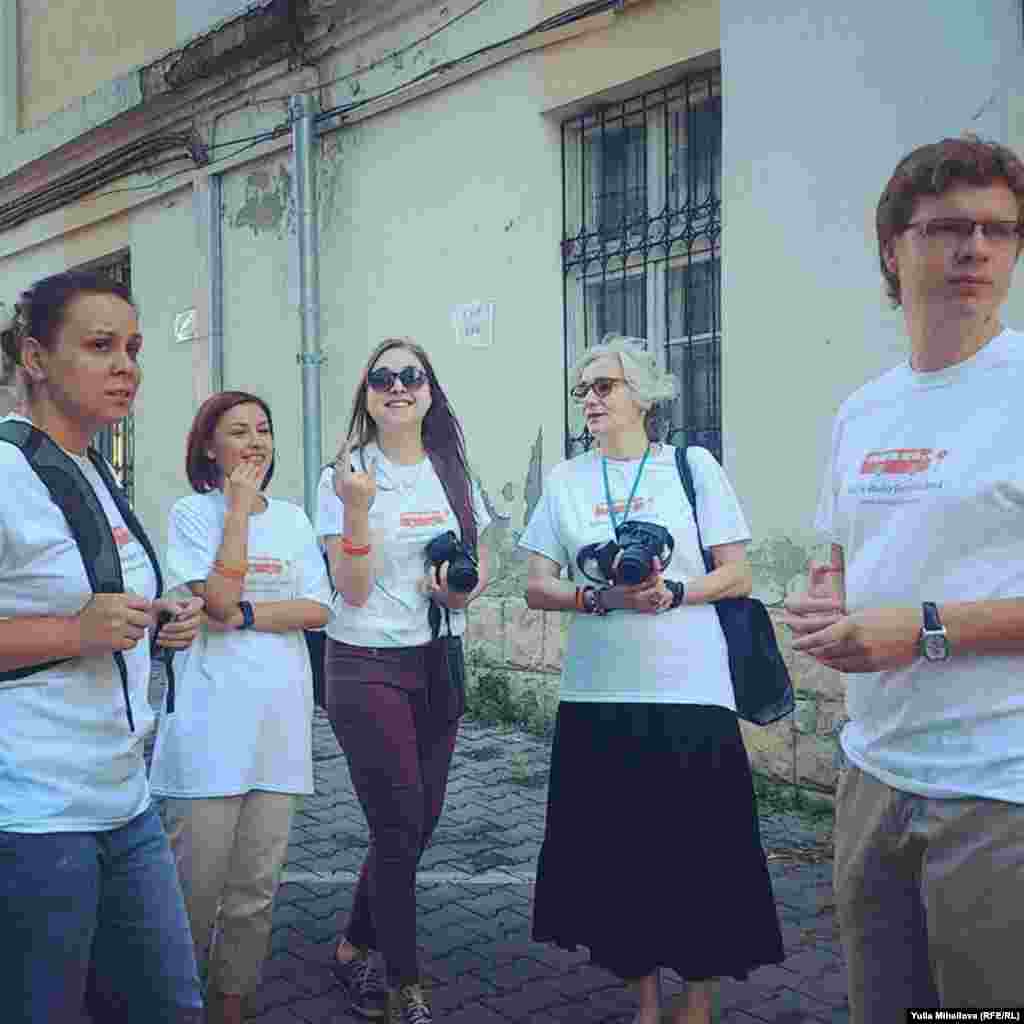 Sărata Galbenă, Oana Serafim (a doua din dreapta) împreună cu mai mulți jurnaliști de la biroului Europei Libere din Chișinău.