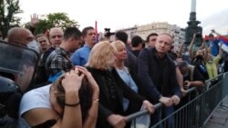 Jedan od lidera Saveza za Srbiju Dragan Đilas nalazi se među demonstrantima ispred Narodne skupštine u Beogradu, 11. maj 2020.