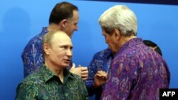 Ինդոնեզիա - Վլադիմիր Պւտինը և Ջոն Քերրին Ասիական-խաղաղօվկիանոսյան տարածաշրջանի տնտեսական համագործակցության գագաթնաժողովում, Բալի կղզի, հոկտեմբեր, 2013թ․