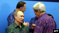 John Kerry (djathtas) dhe Vlladimir Putin në samitin APEC në Bali të Indonezisë