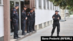Policë malazezë para Gjykatës së Lartë në Podgoricë