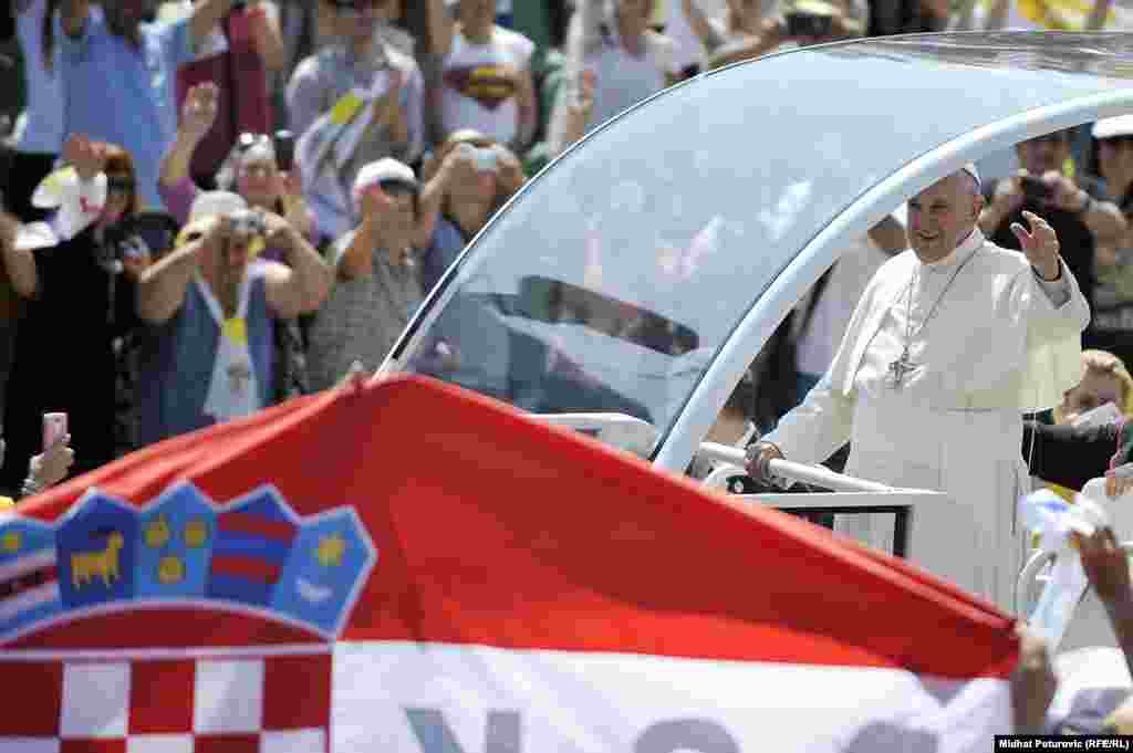 Papa pozdravlja hodočasnike.