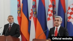 Armenia -- Presidents Serzh Sarkisian of Armenia (R) and Stjepan Mesic of Croatia hold a news conference in Yerevan on May 22, 2009.