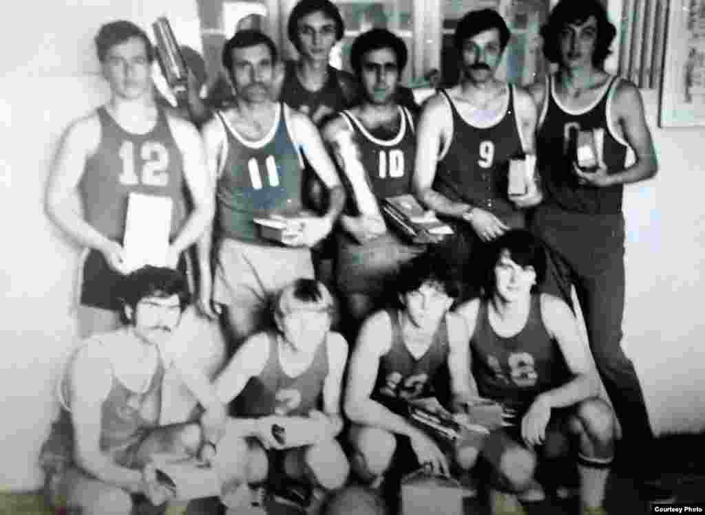 Ghenadi Babaean în tricoul cu numărul 10, alături de membrii echipei de baschetbal. Au obținut titlul de campioni ai Azerbaidjanului. Stepanakert, autoproclamata republică Nagorno-Karabah, 1975