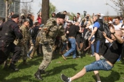 Казаки разгоняют сторонников Алексея Навального на акции "Он нам не царь" 5 мая 2018 года
