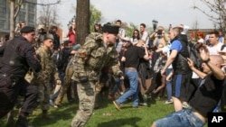 Казаки разгоняют участников акции "Он нам не царь" на Пушкинской площади в Москве, 5 мая 2018 года 