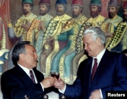 Ресей президенті Борис Ельцин (оң жақта) мен Қазақстан президенті Нұрсұлтан Назарбаев Кремльдегі қонақасы кезінде. Мәскеу, Ресей, 28 наурыз, 1994 жыл.
