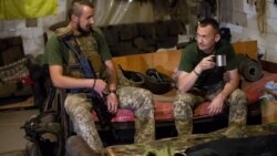 Українські військові відпочивають у бліндажі. Мар’їнка. 12 січня 2018 року