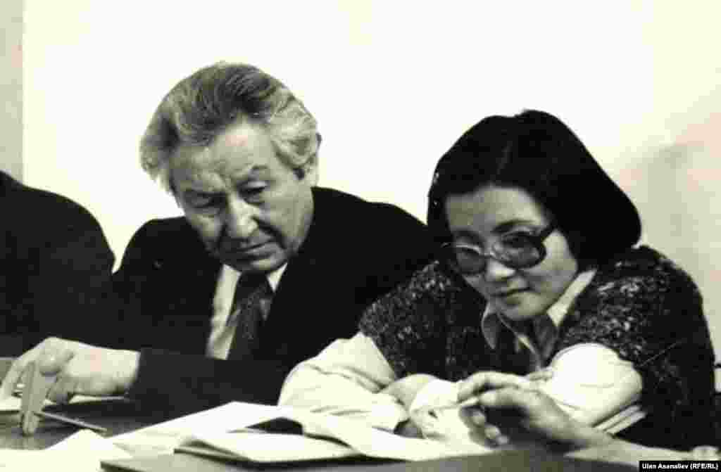 1978 год. Ректор Национального университета Кайып Оторбаев и заведующая кафедрой Роза Отунбаева. 