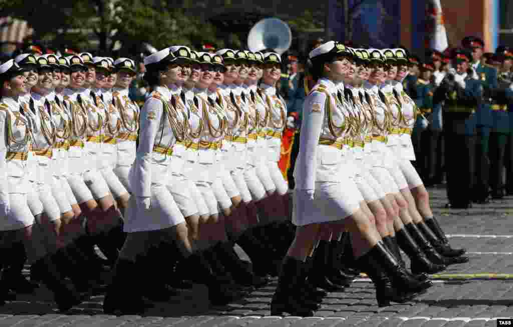Cводный парадный расчет женщин-военнослужащих Военного университета министерства обороны РФ