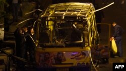 Слідчі працюють на місці вибуху автобуса в Єревані, 25 квітня 2016 року