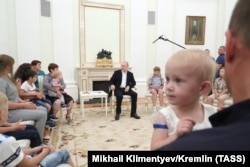 Многодетные семьи, пострадавшие от наводнения в Приангарье, в Кремле на встрече с Путиным