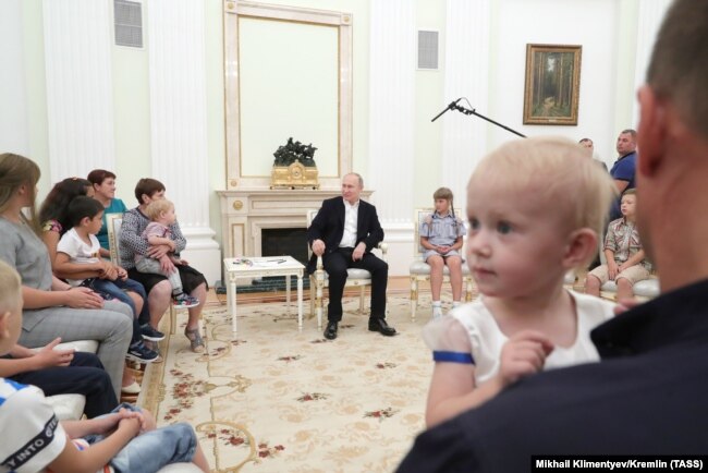 Многодетные семьи, пострадавшие от наводнения в Приангарье, в Кремле на встрече с Путиным