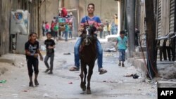 Дети на улицах Алеппо, Сирия, 13 сентября 2016 года. 