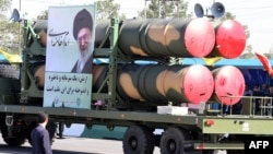 Иранский военный грузовик перевозит части зенитно-ракетного комплекса С-300 российского производства во время парада по случаю Дня армии, Тегеран, 18 апреля 2017 года (фото иллюстративное)