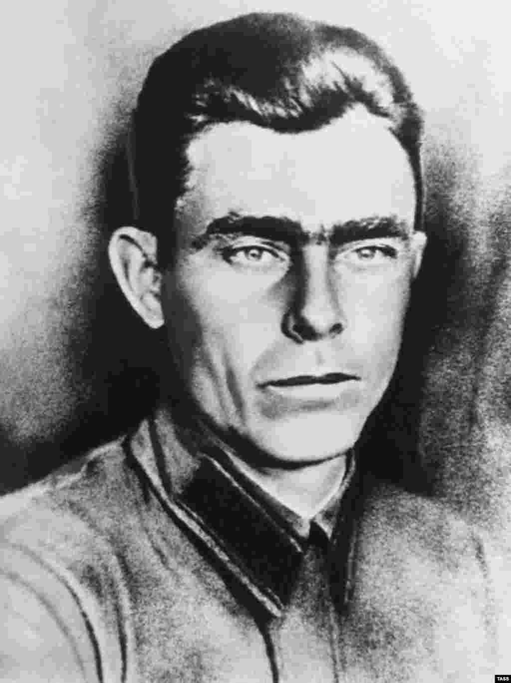 Russia – Reproduction (1976) of Leonid Brezhnev as a cadet at the tanks school, Zabaikalye region, 01Jan1936 - rob2007 Забайкалье. На снимке: Леонид Ильич Брежнев, курсант бронетанковой школы. Репродукция Фотохроники ТАСС, 1976 г.