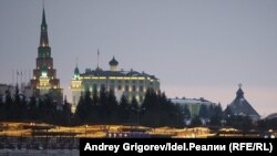  Вид с Казанки: минареты новой мечети закрывают башню Сююмбике и губернаторский дворец. 
