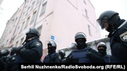 Поліція біля будівлі суду, 15 лютого 2018 року