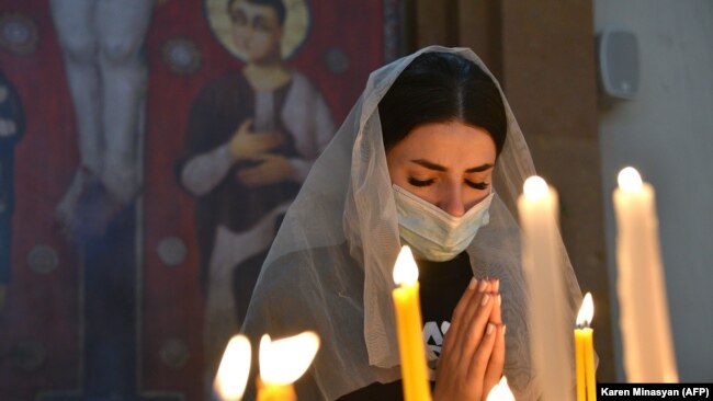 Erməni qadın Yerevan kilsəsində dua edir (2020, oktyabr)
