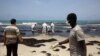 Сотрудники ливийского Красного Полумесяца нашли на морском берегу тело погибшего беженца, 2 июня 2016 