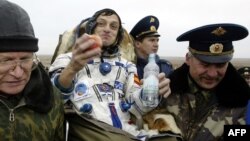 Шпанскиот космонаут Педро Дуке по слетувањето со руската вселснска капсула Сојуз ТМА-2 во Казахстан во 2003 година