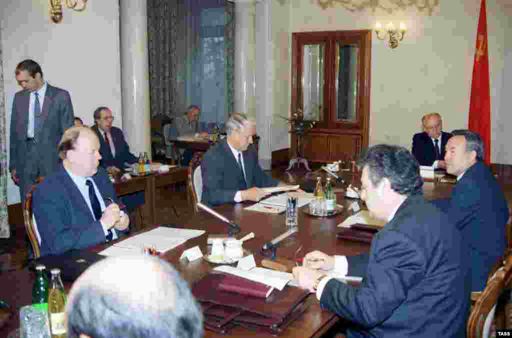 Soviet Union’s State Council discussing a draft union agreement near Moscow on November 13, 1991 (TASS) - Beginning in the fall of 1990, Soviet President Mikhail Gorbachev labored to create a union agreement that would hold the Soviet Union together while also allowing each republic greater autonomy. However, a hard-line coup attempt against him in August 1991 greatly strengthened demands for complete independence. In September, the Soviet government recognized the independence of the three Baltic republics.