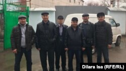 Пришедшие поддержать трех арестованных активистов в Шымкенте. 22 февраля 2020 года.
