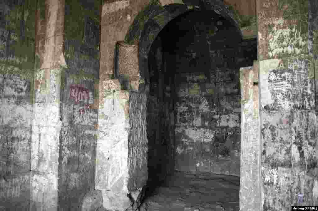 Qafqaz Albaniyası məbədi dağılır 