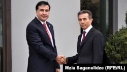 Грузия президенті Михаил Саакашвили мен оппозициялық блог жетекшісі Бидзина Иванишвили.